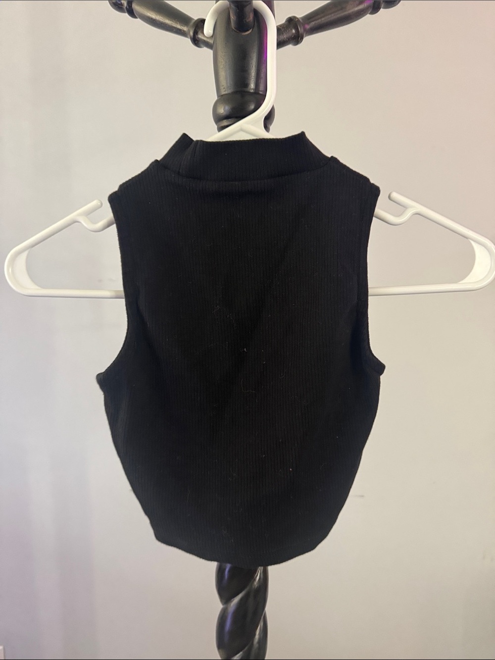 Black Ribbed Keyhole Crop Tank Top - Picture 2 of 3